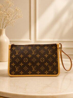 Authentic Louis Vuitton Cariole Pouch Monogram Canvas Wristlet Clutch Pochette